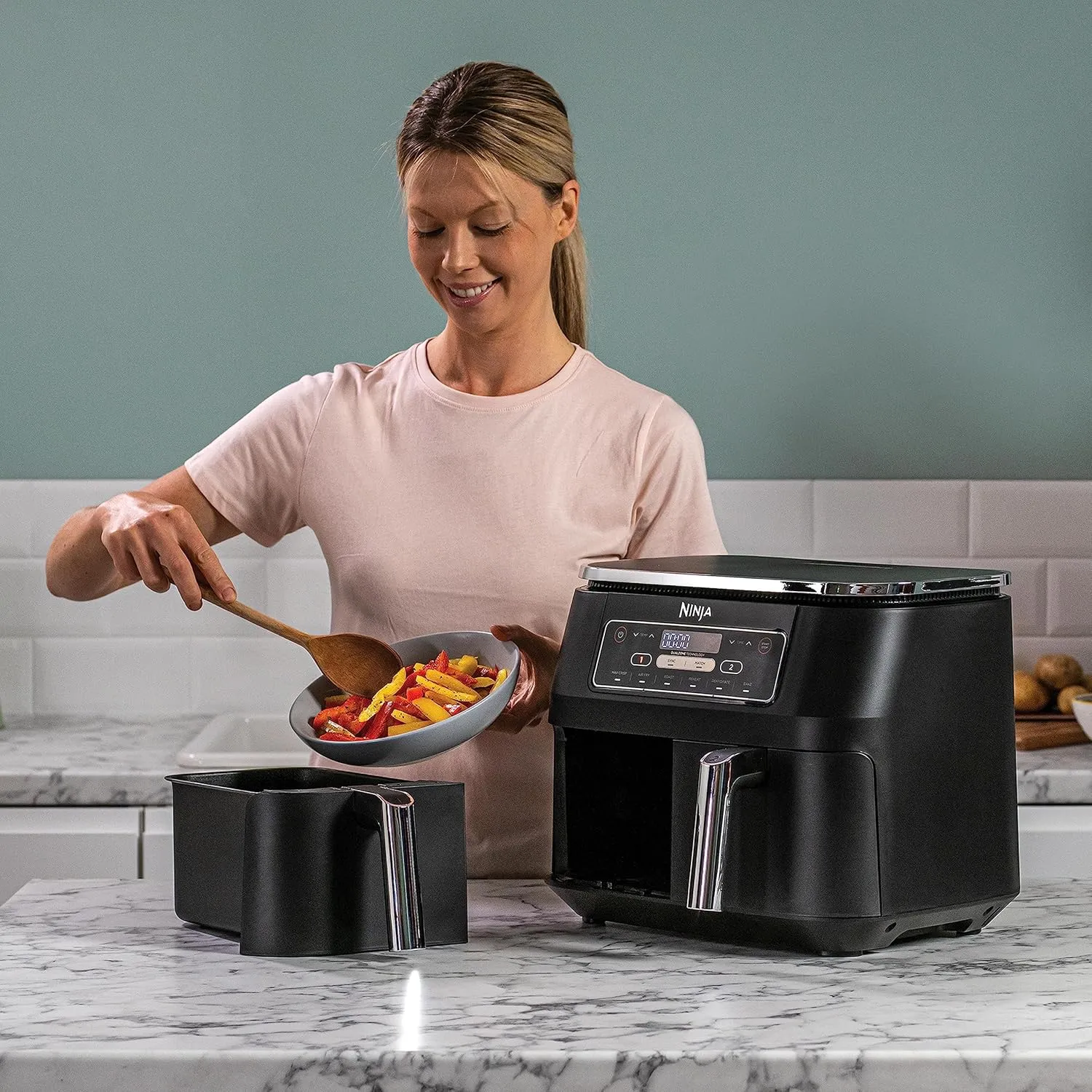 Philips Essential XL Airfryer black front view